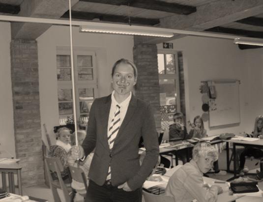 Unser Architekt Dieter Bading erklärte den Kindern, wie das alte Haus saniert