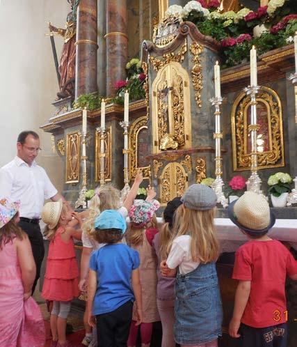 Projekt des Dorschhauser Kindergartens. Mesner Peter Waltenberger zeigte und erklärte den Kindern in der Sakristei ein Weihrauchfass.