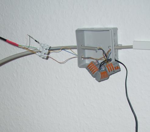 Vorgehen Verbinden Sie die Lüsterklemmen mit den Kabelklemmen. Für jedes Kabel wird eine Kabelklemme verwendet.