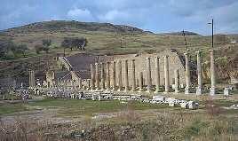 Bei der gesamten Anlage stand ähnlich wie bei der Akropolis jedes Gebäude für sich, das Temenos (heiliger Bezirk) wurde nach der größeren Nutzung der Kuranlage belassen.
