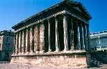 Etruskisches und Griechisches hatte sich in diesem Tempel vereint, er war daher ein Pseudoperipteros. Dabei wurde die Dekoration im griechischen Stil gehalten, Etruskisch war die Richtungsweisung.