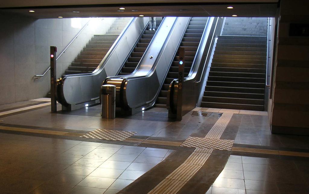 de Besondere Orientierungshilfen Treppen, Rolltreppen und Aufzüge sind oft Bestandteil von komplexen Verkehrsknoten und Verbindung verschiedener Verkehrsebenen.