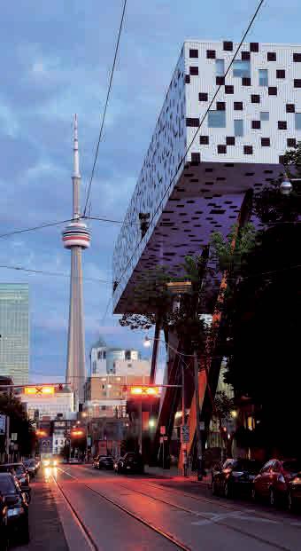 TORONTO 24 25 Fernsehturm trifft auf modernstes (Sharp Centre for) Design. Going Downtown: Torontos Glitzerfassadenwelt steht derjenigen US-amerikanischer Großstädte kaum nach.