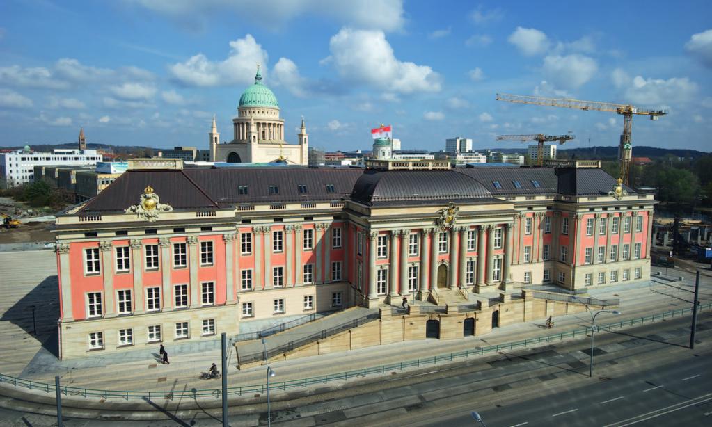 1.3 Was ist der Landtag Der Brandenburger Landtag ist in Potsdam. Im Landtag sitzen die derzeit 88 Abgeordneten. Sie treffen die politischen Entscheidungen für das Land Brandenburg.