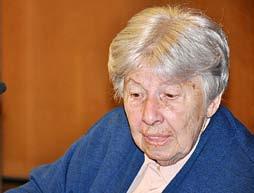 Bücher HLZ 6/2015 36 Trude Simonsohn Erinnerungen einer Auschwitz-Überlebenden Trude Simonsohn wurde 1921 in Olomouc in der Tschechoslowakei geboren, wo es damals eine größere jüdische Gemeinde gab.