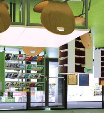 Die Gunst der Stunde genutzt Schulbibliothek in der Carlo-Mierendorff- Schule in Frankfurt am Main Leseanimation wird großgeschrieben: Regale mit Schrägfachböden und halbhohe mobile