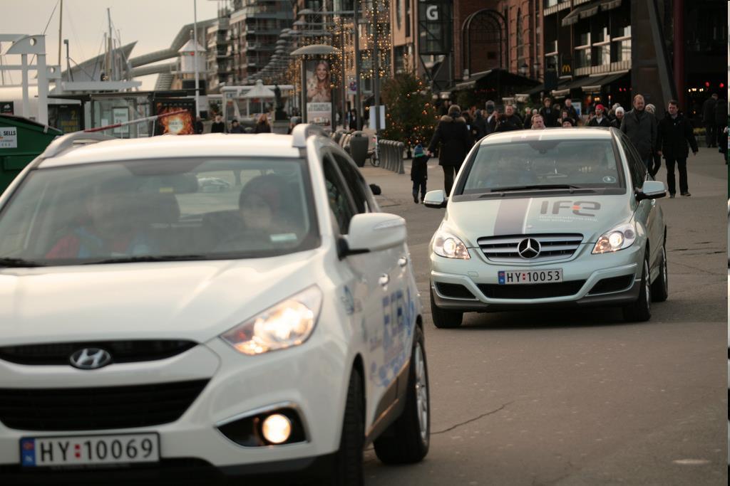Test von Brennstoffzellen Autos in Oslo am 26.11.2011 140 Oslo citizens drove new fuel cell vehicles About 10.