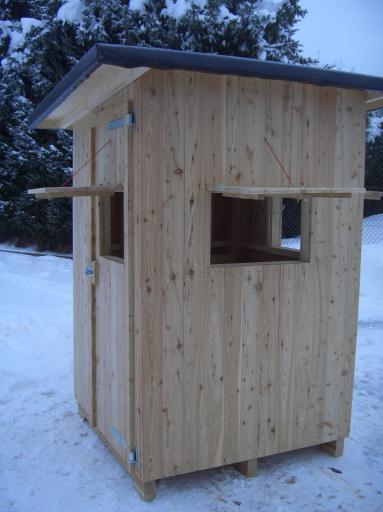 7) geschlossene Kanzel 125 x 125 cm: Diese massive Kanzel aus Lärchenholz ist ideal für lange Ansitze bei Tag und Nacht und jedem Wetter - auch im Winter.