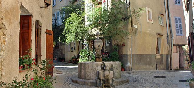 Enge Straßen mit alten Häusern verbinden zahlreiche kleine, schattige Plätze mit kleinen Brunnen, von denen einer aus