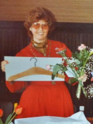 Kerzenziehen 1984 in der Schreinerei erste Kerzenziehen in der Schreinerei Groux/Pfister durchführen. Dabei wollten wir auch die traditionellen Aufgaben des Frauenvereins nicht vernachlässigen.