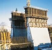 ROTHENSEE Nachdem die Baugrube bis auf das Niveau der Kammersohle ausgehoben war, konnte mit der Ausführung der Stahlbetonarbeiten begonnen werden.