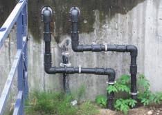 Unkontrolliert austretende Flüssigkeit kann zu Schäden an Anlagenteilen, unserer Umwelt oder am Menschen führen.