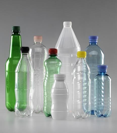 14 Flaschen stecken in einem ergobag mini, 51 recycelte Flaschen werden für ein ergobag Schulrucksack-Set eingesetzt.