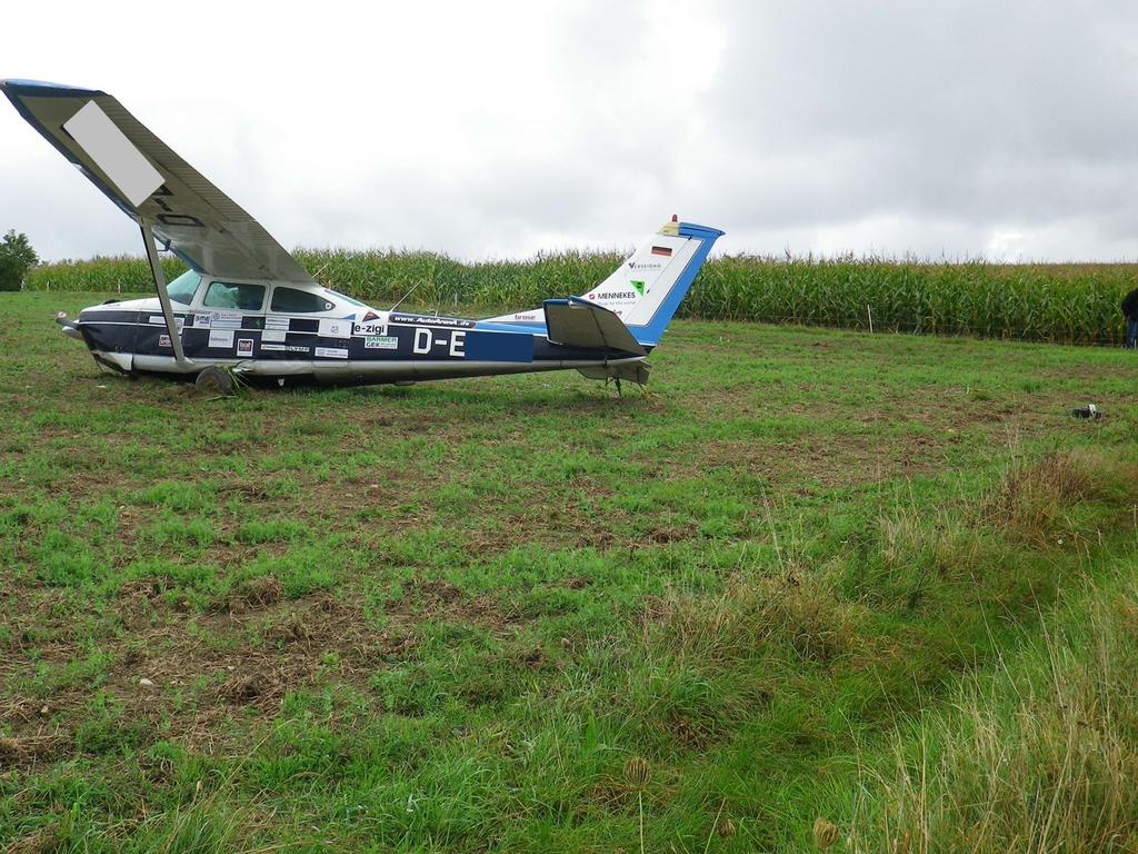 Unfallstelle Foto: BFU Zwischen der Endlage der Cessna und dem Maisfeld befanden sich Spuren mit einer aufgerissenen Bodenkrume auf der ebenen Ackerfläche sowie Teile des Bug- und rechten