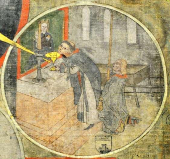 Auf einem Marienaltar Maria trägt in der linken Hand einen Apfel feiert ein Ordenspriester eine Totenmesse. Hinter ihm kniet ein Messdiener mit einer grossen Kerze.
