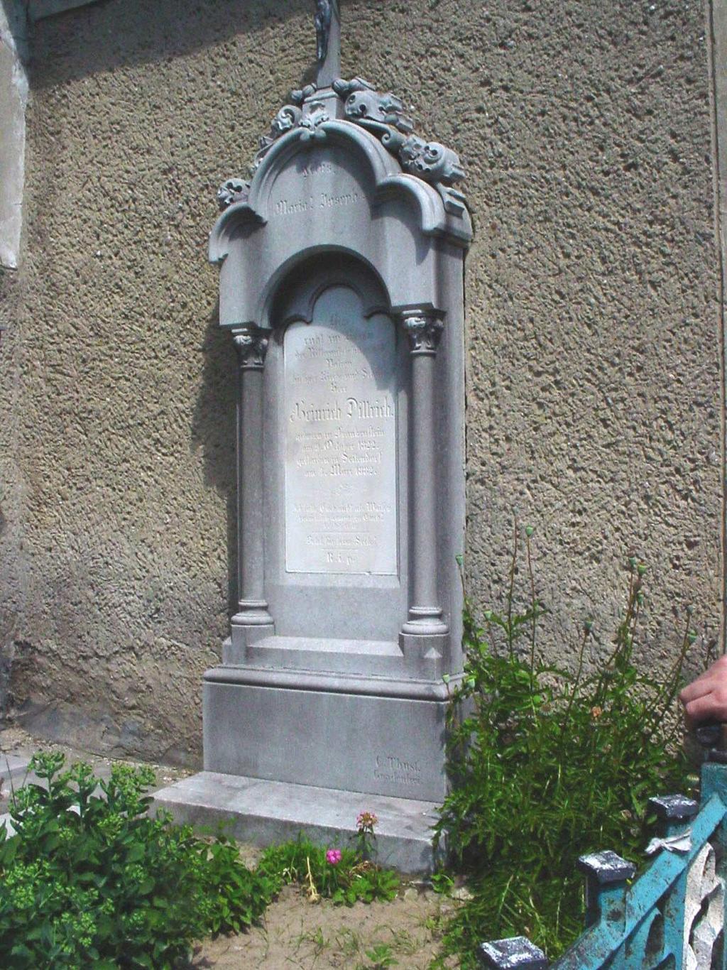 13 Auf diesem Grabstein kann man die Inschrift wieder erkennen: Hier ruht im Herrn der Rittergutsbesitzer und Patron unserer Kirche und Schule Herr Heinrich