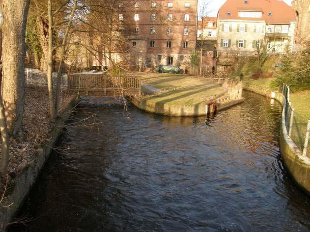 35-40 m langer Durchlass an, der im Auslauf aus 2 Rohren besteht (d= 800-1000 mm). Der weitere Gefälleabbau im Gebäude war zum Besichtigungstermin nicht einsehbar.