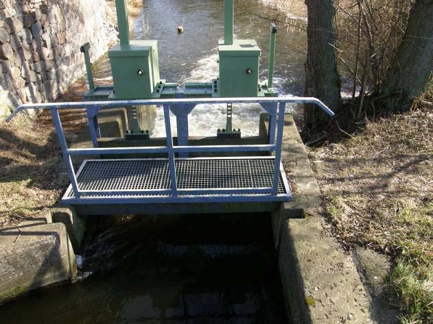 1350 m nordwestlich sowie linksseitig der Schleuse im Tornower Fließ. Es wurde 1965 erbaut, scheint aber aufgrund seines aktuellen baulichen Zustandes erst kürzlich erneuert worden zu sein.