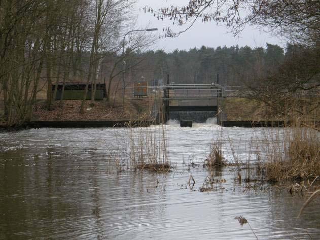 a) Wehr Wusterwitz Das Wehr befindet sich ca. 210 m unterhalb des Abzweigs des Woltersdorfer Altkanals, nordwestlich sowie linksseitig der Schleuse.