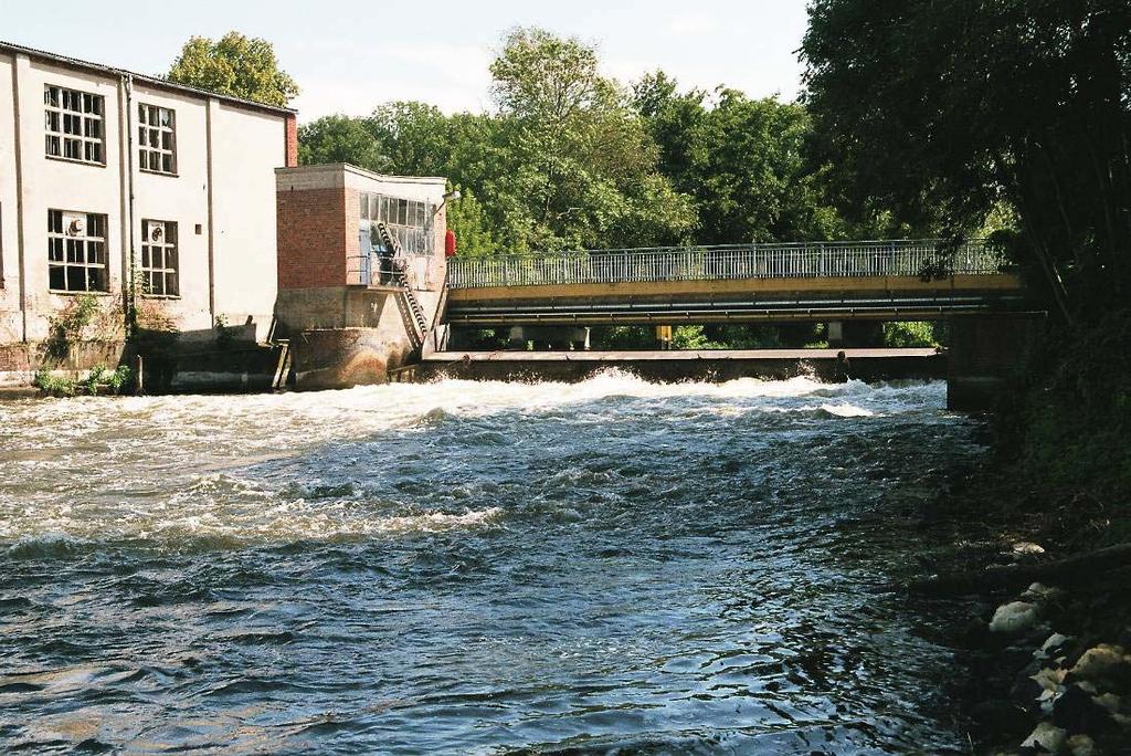 Abb. 13: Wehr Vorderarche Rathenow Sollte das Wehr in regulierbarer Form erhalten bleiben müssen, empfehlen wir auch hier den Bau einer rauen Rampe entweder in einem der Wehrfelder oder unmittelbar