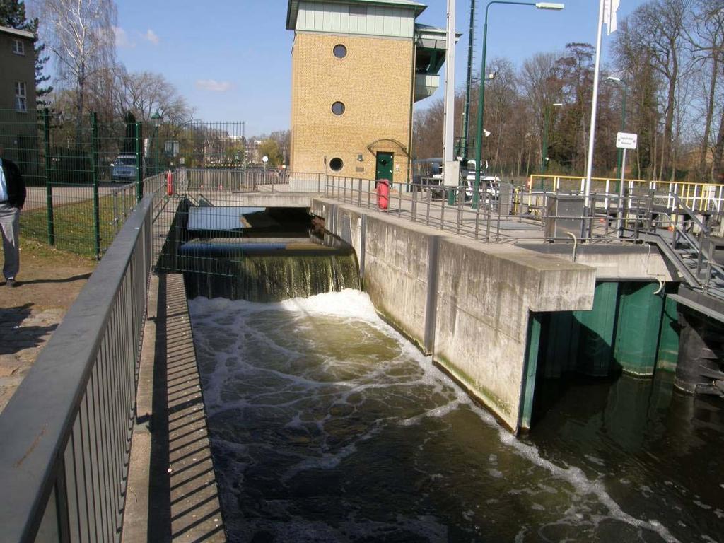 1. Freiarchenwehr (Nr. 1) Das Freiarchenwehr ist Bestandteil des 2002 rekonstruierten Schleusenbauwerks und befindet sich im Havelhauptlauf am östlichen Rand der Spandauer Altstadt.