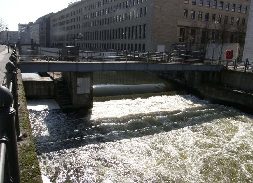 Aufgrund der hohen Algenproduktion der Spree sowie ihrer sandig-schlammigen sohle besteht bei einem überströmten Wehrbetrieb stets die Gefahr einer verstärkten Auflandung des Oberwassers und somit