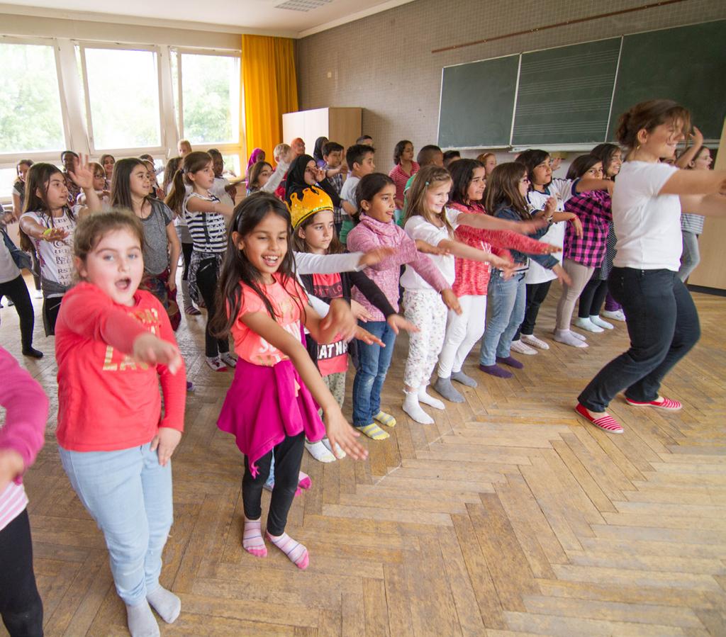 *CONFIDANCE ist mehr als eine Tanzperformance Es ist: Hoffnungsschöpfer, Vertrauensgeber und Mutmacher in Einem! Eine Schule mit herausforderndem Umfeld: Wilhelmsburg, Kirchdorf-Süd.