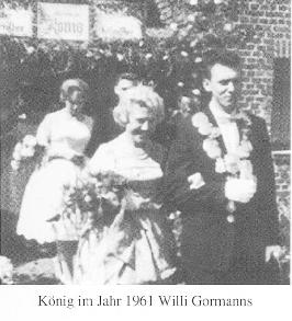 Königspaar vor 50 Jahren Am Sonntag, den 08.04.1961, traten die Schützen um 16.30h zum Vogelschuss an. Die Königswürde errang Herr Willy Gormanns.