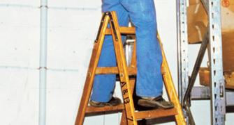 Leitern über 5 m Länge müssen von einer zweiten Person festgehalten werden. Bei Stehleitern muss die Spreizsicherung gespannt sein. Dürfen Holzleitern mit einem deckenden Farbanstrich versehen werden?