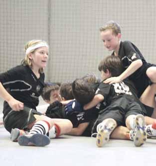 ... unser Partner für die Jugend Jungen Hockey-Doppelpack: Pokal- und Landesmeisterschaft Die Knaben B landen einen Doppelpack und freuen sich über die Baden-Württembergische-Meisterschaften in der