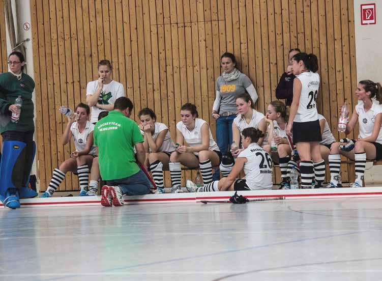Damenmannschaften 1. Damen Same procedure as every year... Die 1. Damen und Trainer Steffen Reichert beim eigenen Vorbereitungsturnier in Heidelberg.