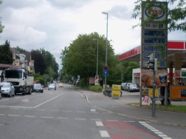 Hier sind die Bordsteine meist nicht gut abgesenkt, was zu Erschütterungen beim Fahren führt.