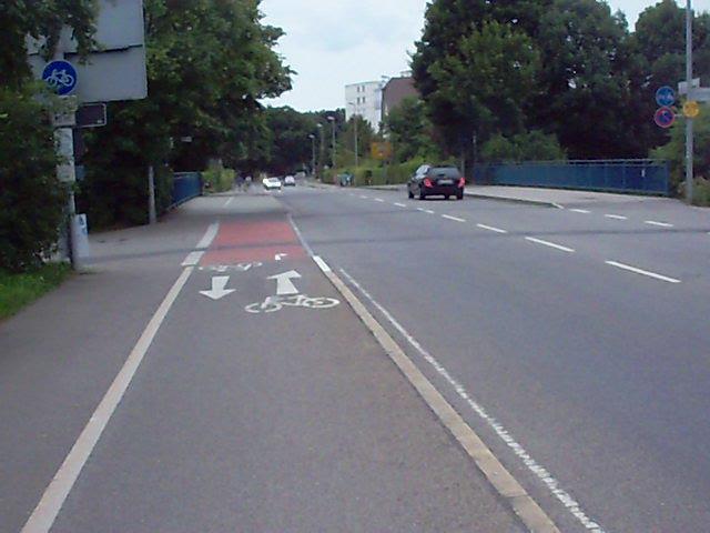 Außerorts-Radwege werden oft als Zweirichtungswege eingerichtet.