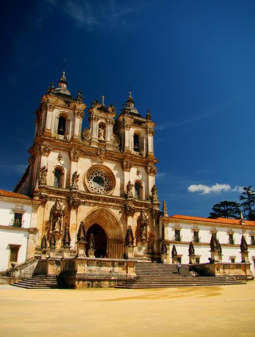 Wir besuchen die Klosteranlage, die zum UNESCO-Weltkulturerbe zählt und ein Glanzstück gotisch-manuelinischer Architektur darstellt.