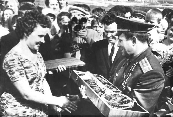 Im Mai 1966 besuchte der erste Kosmonaut Yuri A. Gagarin die Kristallglasfabrik in Dyatkovo. Er bekam einen symbolischen Schlüssel der Stadt aus Kristallglas.