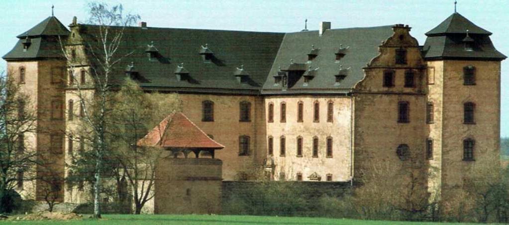 40 Nachlassversteigerungen pro Jahr vor Ort durch, auch in Villen und Schlössern wie auf Schloss Walkerhofen oder im Schübelsberger