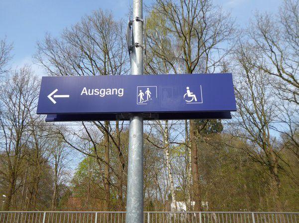 3.7 Wegeleitsystem An den Wegeleitsystemen der Bahnhöfe und Haltepunkte wurden wie in den letzten Jahren nur geringe Mängel festgestellt. Im Tunnel von Bremen-Burg fehlte das Gleisnummernschild 5.