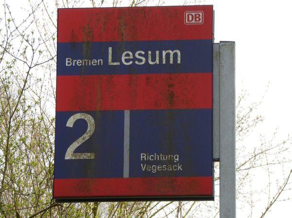 Einzelne leicht beschädigte Schilder gibt es ebenfalls weiterhin in den Personenunterführungen des Bremer Hauptbahnhofs und in Bremerhaven-Lehe.
