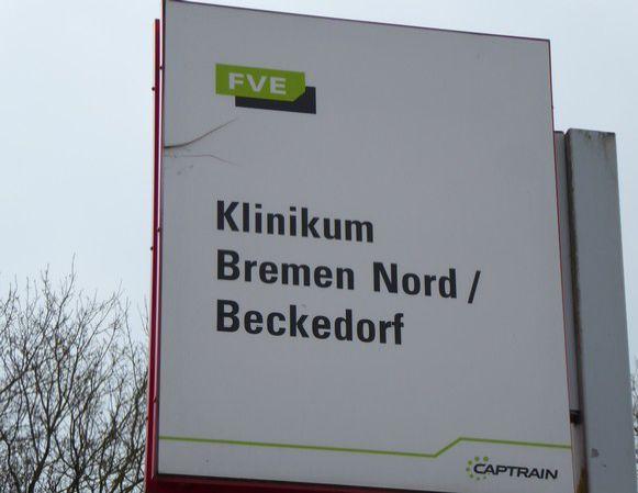 In Bremen-Walle waren die Schilder an der Treppe vom Bahnsteig aus, obwohl dafür vorge sehen, unbeleuchtet. Ein DB-Logo am Zugang.