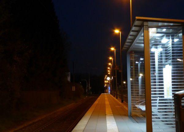 3.12 Beleuchtung Die Funktionsfähigkeit der Bahnsteigs- und Zugangsbeleuchtungen konnte nur bei den am Abend durchgeführten Erhebungen in Bremen-Farge, Mühlenstraße und -Walle vollständig überprüft