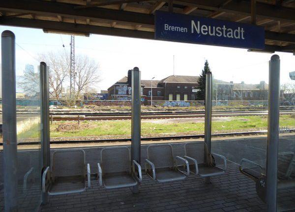 Abbildung 10: Seit mehr als zwei Jahren fehlen im Windschutz von Bremen-Neustadt zwei Scheiben. Ohne die Scheiben erfüllt er seine Funktion nur unzureichend.