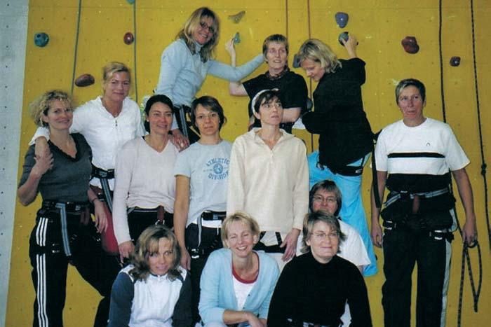 1. und 2. DAMEN 30 1. und 2. Damen 30 Mannschaft des Jahres 2005 und Aufsteiger in die Bezirksliga - das verpflichtet! Deshalb treten wir in diesem Jahr im Doppelpack auf.