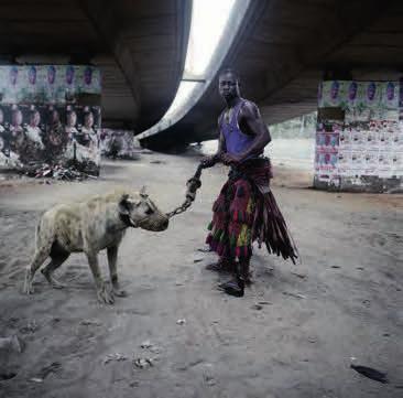 (l.) Für die Serie The Hyena & Other Men reiste Pieter Hugo mit den Hyänenmännern, einer Gruppe wandernder Schausteller, durch Nigeria. / (r.