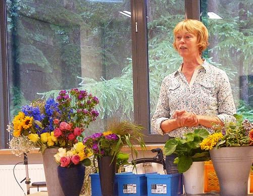 Ausblick Lebendiges Altwerden September 2017 7 Liane Uptmoor leitet neues Kreativangebot Blumenfreuden Liane Uptmoor dürfte vielen Lesern unserer Zeitung bekannt sein.