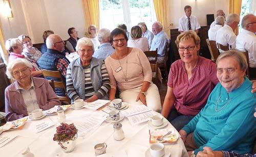 Ausblick Lebendiges Altwerden September 2017 9 Senioren der Stiftung Maria-Rast folgten zahlreich der Einladung Seniorenbegegnung 2017 Überraschungsauftritt für gute Stimmung.