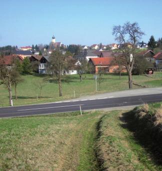 Der GranatzWEG in St. Willibald bietet auf einer mühelos zu begehenden, hauptsächlich asphaltierten Wegstrecke aber auch durch Wiesen, Felder und Wald führende Strecke von ca.