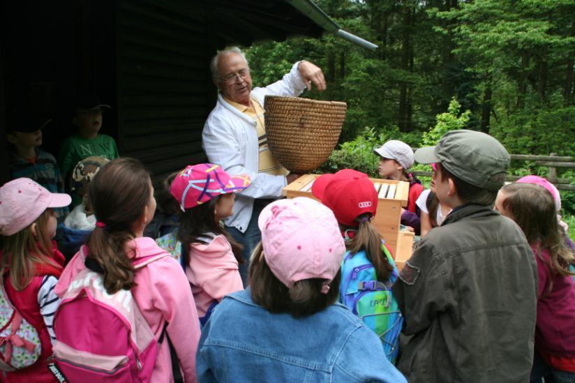 Bienenprojekt an der Bertrada-Grundschule in Prüm So fing alles an: Dass die Bertrada-Grundschule eine Schule zum Wohlfühlen ist, das wissen viele und alle, die zur Schulgemeinschaft gehören, setzen