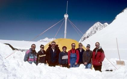 In einer Expedition hat ein Team des PSI und der russischen Akademie von Barnaul unter der Leitung einer PSI-Forscherin das Eis dem 4000 m hoch gelegenen Belukha-Gletscher im sibirischen