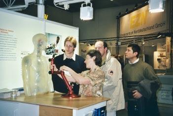 VERWERTUNG VON WISSEN PSI-JAHRESBERICHT 2001 77 An der Hannovermesse 2001 Das PSI beteiligte sich auch im Jahr 2001 am Gemeinschaftsauftritt des ETH-Bereichs an der Hannovermesse.