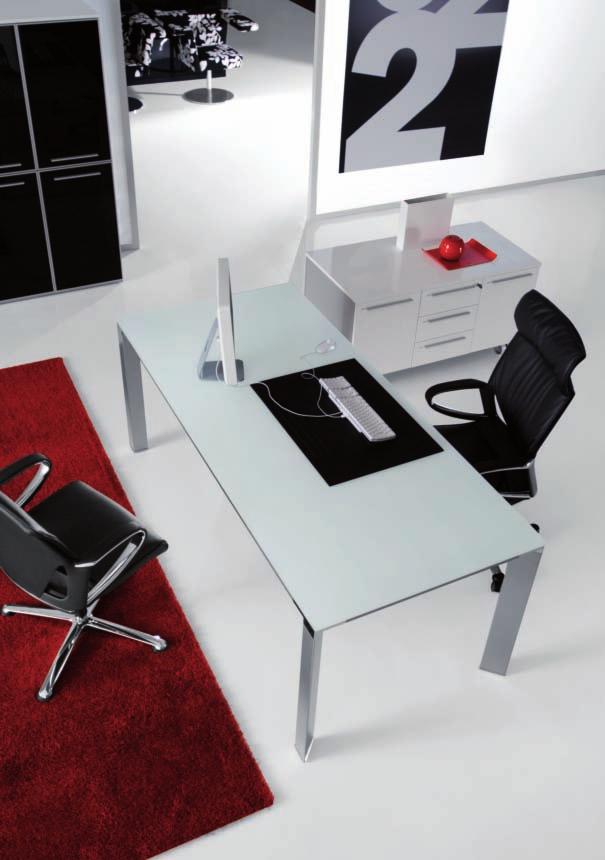 Il tavolo come protagonista dello spazio di lavoro: un versatile linguaggio di forme, materiali